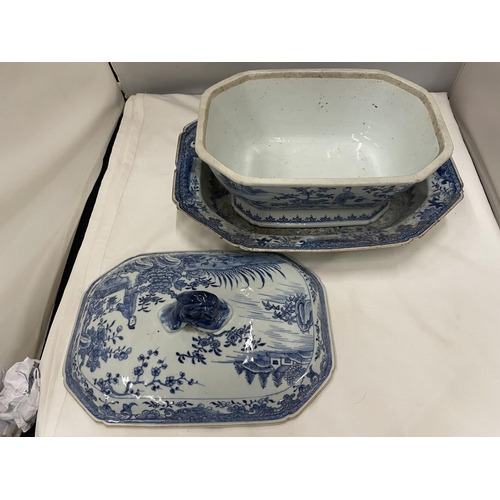 15 - A BELIEVED TO BE LATE 18TH/EARLY 19TH CENTURY CHINESE QING DYNASTY/NANKIN BLUE AND WHITE LARGE LIDDE... 