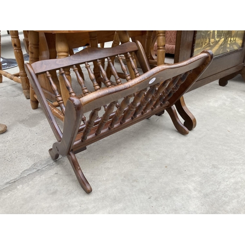 2746 - AN EARLY 20TH CENTURY OAK FIRESCREEN AND MODERN MAGAZINE RACK