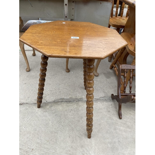 2747 - A LATE VICTORIAN OAK GYPSIES TABLE WITH OCTAGONAL TOP, ON BOBBIN LEGS, 21.5