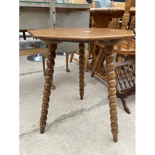 2747 - A LATE VICTORIAN OAK GYPSIES TABLE WITH OCTAGONAL TOP, ON BOBBIN LEGS, 21.5