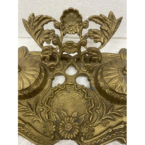 124 - A VINTAGE BRASS DESK TIDY WITH TWO INKWELLS ETC AND ELABORATE DECORATION