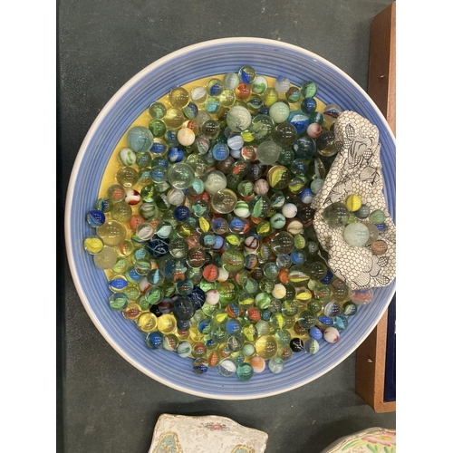 190 - A LARGE BOWL CONTAINING A QUANTITY OF VINTAGE GLASS MARBLES