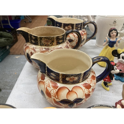 236 - A QUANTITY OF JUGS TO INCLUDE A GRADUATED SET OF THREE ARTHUR WOOD PLUS ANOTHER GRADUATED SET WITH A... 