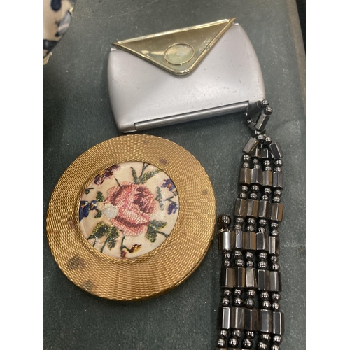 245 - A QUANTITY OF COSTUME JEWELLERY TO INCLUDE BROOCHES, EARRINGS, ETC PLUS COMPACTS, ETC