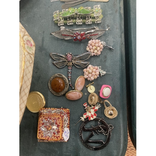 245 - A QUANTITY OF COSTUME JEWELLERY TO INCLUDE BROOCHES, EARRINGS, ETC PLUS COMPACTS, ETC
