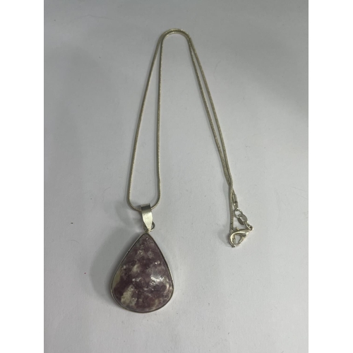 521 - A MARKED SILVER NECKLACE WITH AN AGATE PENDANT IN A PRESENTATION BOX