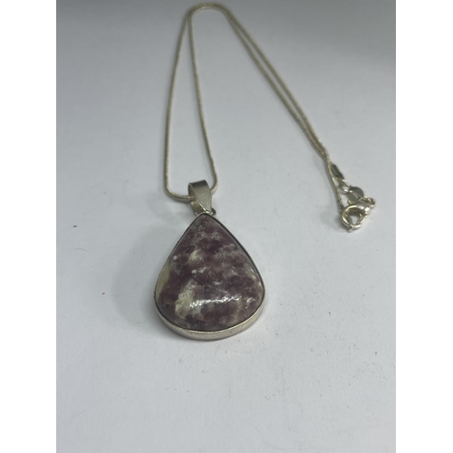 521 - A MARKED SILVER NECKLACE WITH AN AGATE PENDANT IN A PRESENTATION BOX