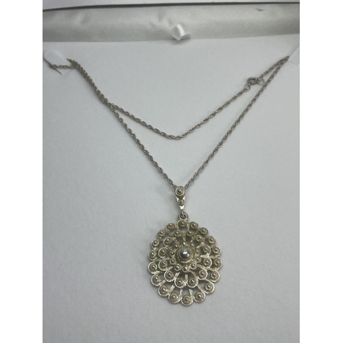 523 - A MARKED SILVER NECKLACE WITH A LARGE DECORATIVE SILVER PENDANT IN A PRESENTATION BOX