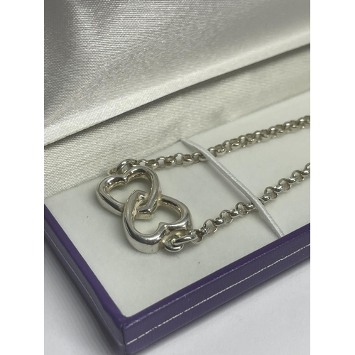 537 - A MARKED SILVER BELCHER NECKLACE WITH DOUBLE HEART PENDANT IN A PRESENTATION BOX