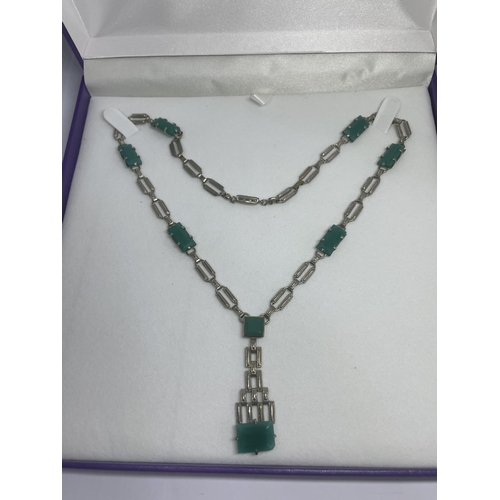 558 - AN ART DECO STYLE SILVER AND EMERALD NECKLACE IN A PRESENTATION BOX