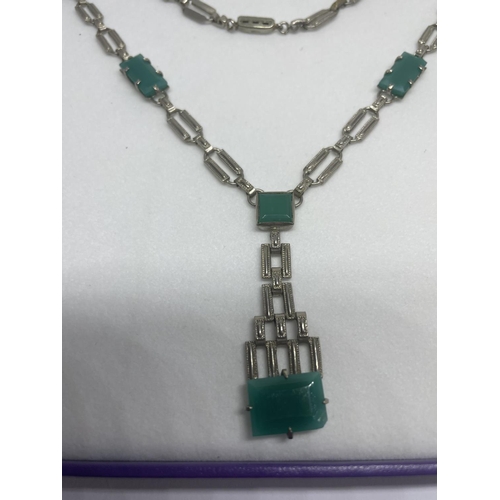 558 - AN ART DECO STYLE SILVER AND EMERALD NECKLACE IN A PRESENTATION BOX