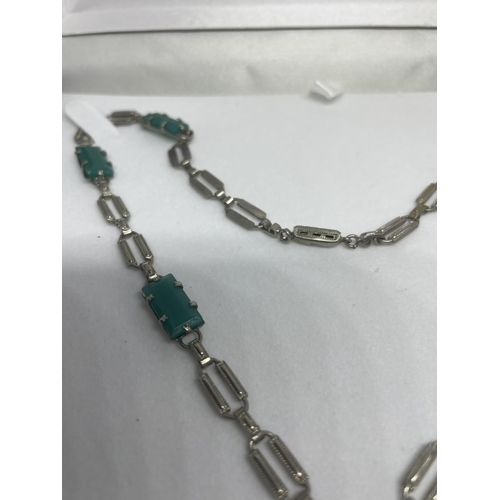 558 - AN ART DECO STYLE SILVER AND EMERALD NECKLACE IN A PRESENTATION BOX