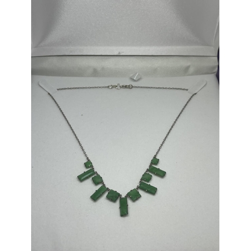 569 - AN ART DECO STYLE MARKED SILVER AND EMERALD NECKLACE IN A PRESENTATION BOX