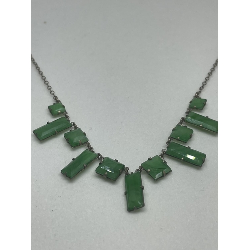 569 - AN ART DECO STYLE MARKED SILVER AND EMERALD NECKLACE IN A PRESENTATION BOX