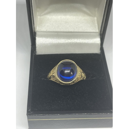 570 - A 9 CARAT GOLD BLUE STONE RING SIZE U IN A PRESENTATION BOX