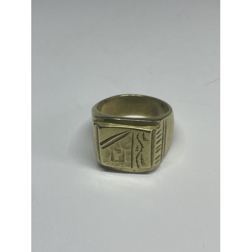 574 - A YELLOW METAL RING SIZE W IN A PRESENTATION BOX