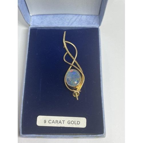 575 - A 9 CARAT GOLD BROOCH WITH AN OPAL STONE IN A PRESENTATION BOX