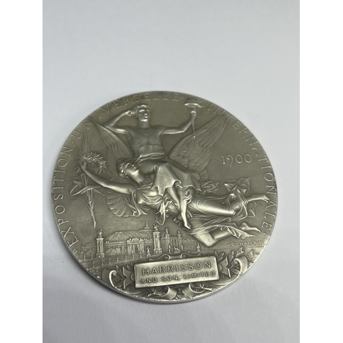 581 - A SILVER MEDALLION FRENCH EXHIBITION 1900 HARRISON AND SONS DIAMETER 6CM