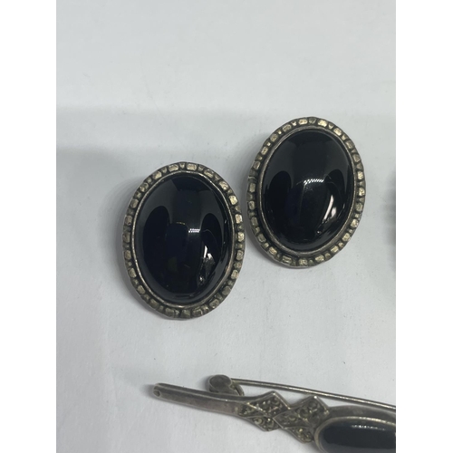 597 - A SILVER BROOCH WITH LARGE DARK STONE, A PAIR OF MATCHING EARRINGS AND A FURTHER BROOCH