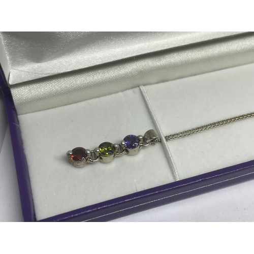 600 - A MARKED SILVER NECKLACE WITH THREE COLOURED STONE DROP PENDANT IN A PRESENTATION BOX