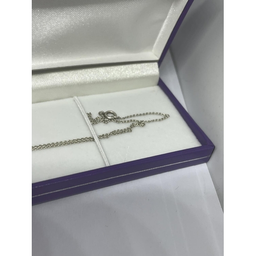 600 - A MARKED SILVER NECKLACE WITH THREE COLOURED STONE DROP PENDANT IN A PRESENTATION BOX