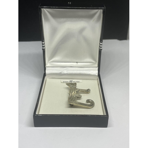 602 - A MARKED SILVER CAT BROOCH IN A PRESENTATION BOX