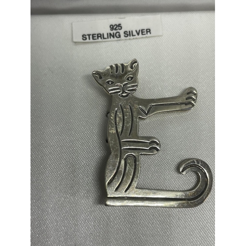 602 - A MARKED SILVER CAT BROOCH IN A PRESENTATION BOX