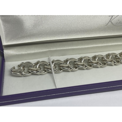 604 - A HEAVY MARKED SILVER LINK BRACELET IN A PRESENTATION BOX