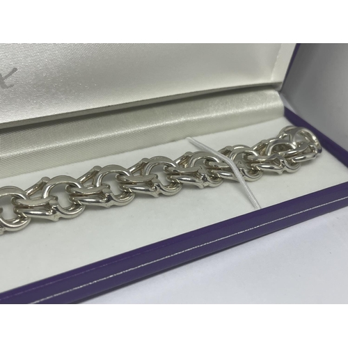 604 - A HEAVY MARKED SILVER LINK BRACELET IN A PRESENTATION BOX