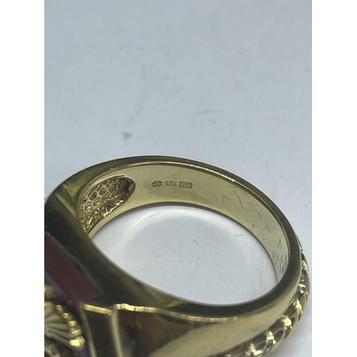 605 - A YELLOW METAL ORNATE RING SIZE S IN A PRESENTATION BOX