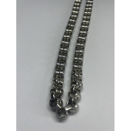 609 - A HEAVY WHITE METAL NECKLACE IN THE FORM OF A BIKE CHAIN