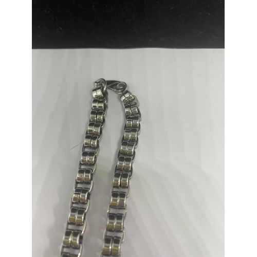 609 - A HEAVY WHITE METAL NECKLACE IN THE FORM OF A BIKE CHAIN