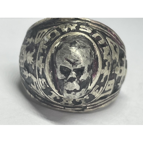 610 - A LARGE HEAVY SKULL RING