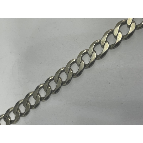 622 - A HEAVY SILVER LINK BRACELET