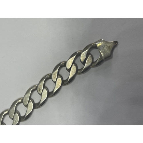 622 - A HEAVY SILVER LINK BRACELET