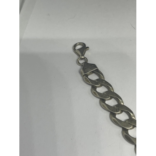 622 - A HEAVY SILVER LINK BRACELET