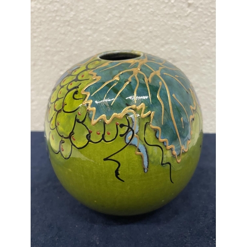 366 - AN ANITA HARRIS HAND PAINTED AND AND SIGNED IN GOLD BULBOUS VINEYARD VASE