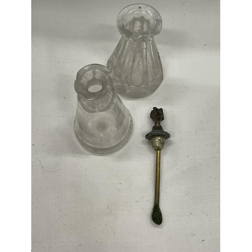 13 - A RARE POSSIBLY SILVER AND GLASS CAYENNE BOTTLE & SPOON. THIS UNUSUAL PIECE IS A TALL AND SLENDER GL... 