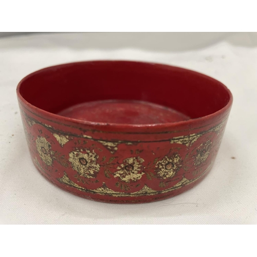 21 - A BELIEVED ENGLISH REGENCY CIRCA 19TH CENTURY WINE COASTER IN CINNABAR RED LACQUER WITH DECORATIVE G... 