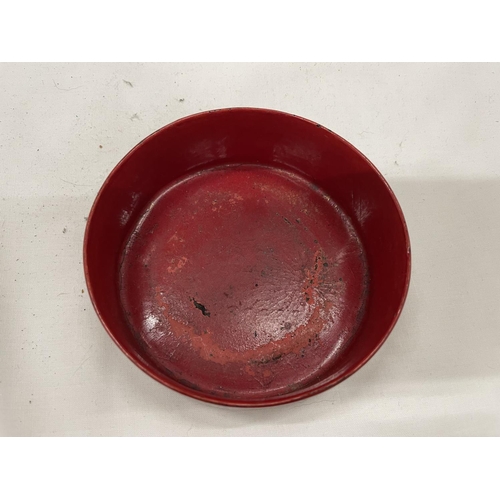 21 - A BELIEVED ENGLISH REGENCY CIRCA 19TH CENTURY WINE COASTER IN CINNABAR RED LACQUER WITH DECORATIVE G... 