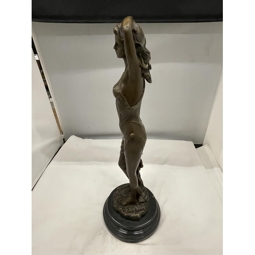 34 - A BRONZE NUDE WOMAN ON A MARBLE BASE SIGNED HEIGHT 45CM