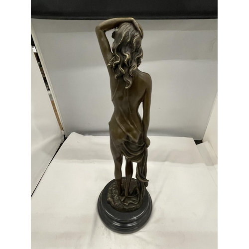 34 - A BRONZE NUDE WOMAN ON A MARBLE BASE SIGNED HEIGHT 45CM