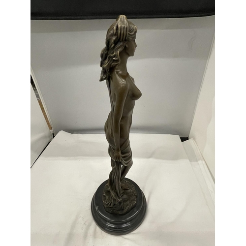 34 - A BRONZE NUDE WOMAN ON A MARBLE BASE SIGNED HEIGHT 45CM