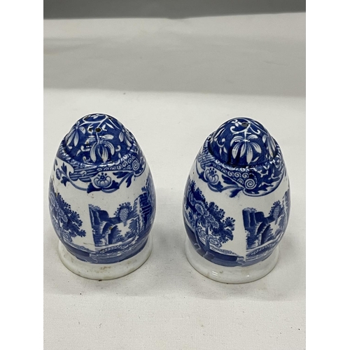 40A - TWO PAIRS OF ITALIAN SPODE SALT AND PEPPER POTS IN A BLUE AND WHITE PATTERN