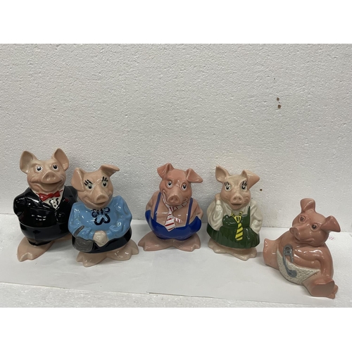 421 - A SET OF FIVE WADE NAT WEST PIGS