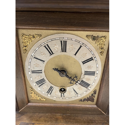 45 - AN ANTIQUE MANTLE CLOCK WITH ROMAN NUMERAL FACE