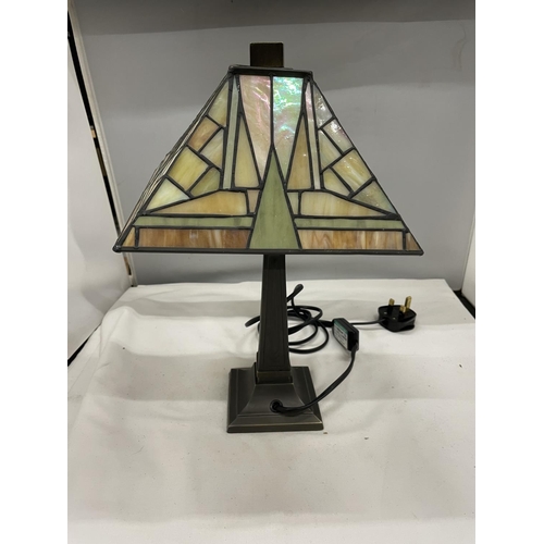 59 - A TIFFANY STYLE TABLE LAMP