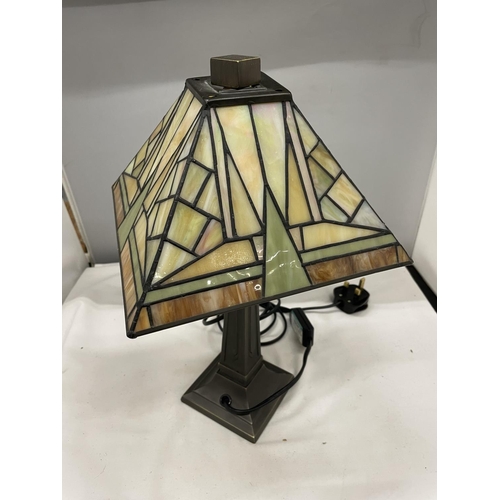 59 - A TIFFANY STYLE TABLE LAMP