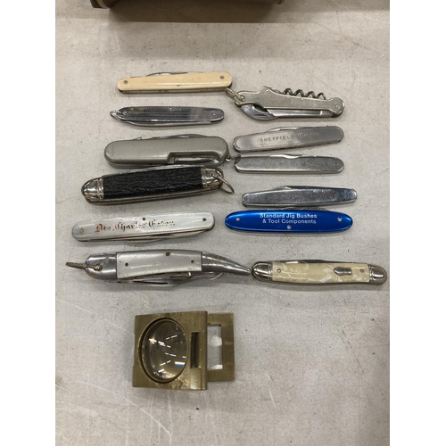 109 - A COLLECTION OF VINTAGE PENKNIVES PLUS A BRASS MAGNIFYING GLASS