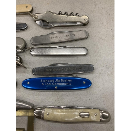 109 - A COLLECTION OF VINTAGE PENKNIVES PLUS A BRASS MAGNIFYING GLASS